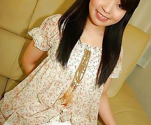 مبتسم الآسيوية في سن المراهقة في جوارب تعريتها و نشر
