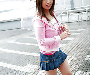 مغر الآسيوية فاتنة في تنورة قصيرة كشف لها المغري