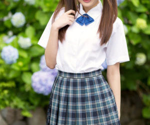 Cici kız Japon Liseli içinde saçları örgülü gösterir Çıplak Ass içinde