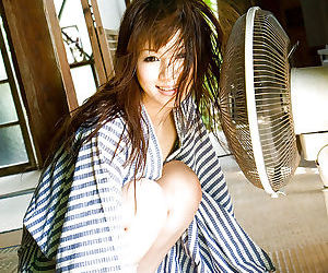 Tiener Aziatische Babe Mari Misaki bloot haar Sierlijke curves