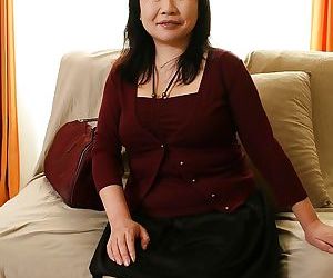 수줍어 매력적인 아시아 섹시한중년여성 루미코 시 을 얻 rid 의 그 옷