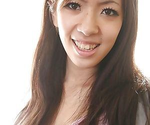 Aziatische tiener Harumi Matsuda uitkleden en bloot haar