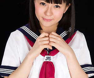 Japans meisje in zeeman uniform Jerks een haan tot het