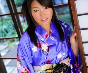 Japanisch solo Mädchen Wanderungen bis Ihr kimono zu setzen Ihr Vagina