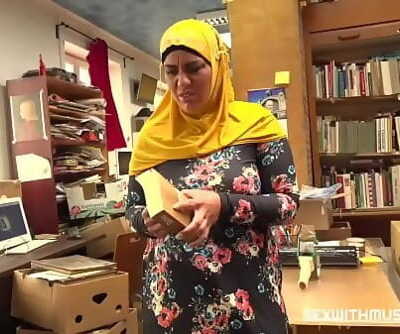 Bookstore owner fucks a happy muslim mummy 8 min