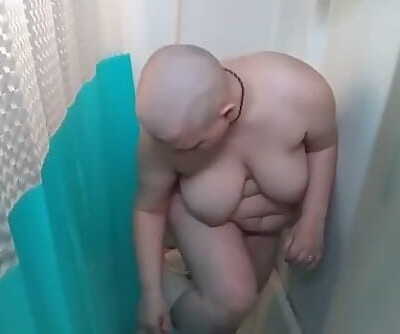 łysy kobieta w w prysznic po headshave