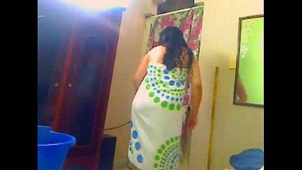indyjski żona prysznic dla jej mąż na A kamera 59 s