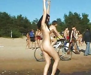 苗条 青少年 与 活泼 胸部 赤裸裸的 在 一个 裸体主义者 海滩