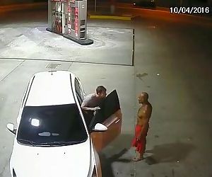 Suposto PM é flagrado fazendo sexo oral em outro homem em posto de gasolina em Manaus