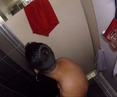 Pajero espiado en la ducha del hostel