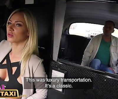 Kobieta fake taxi Blondynka Piękno pieprzy jej pasażer