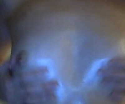 गीला सफेद tshirt निप्पल छेड़-छाड़ और oiling ऊपर मेरे स्तन