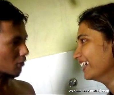 Beautifull Desi ผู้หญิง Blowjob ใน คน อาบน้ำ กล้อง sluts.com 6 มิน