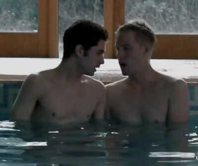 समलैंगिक फिल्म पानी के नीचे वीर्य निकालना