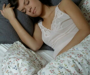 النوم سمراء في سن المراهقة هو استيقظ