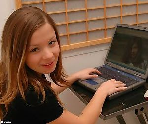 Emily chơi trên cô ấy laptop và sau đó được trần truồng - phần 103