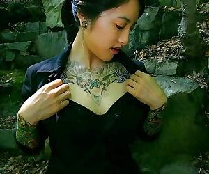 Hermosa tetona asiático tatuado adolescente poser al aire libre - Parte 2079
