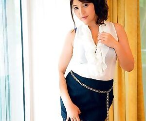 Megu fujiura naturel gros seins posant dans chaud lingerie -..