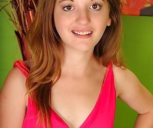 Flaco Adolescente Chica Marissa Mae muestra de su colgante Labios