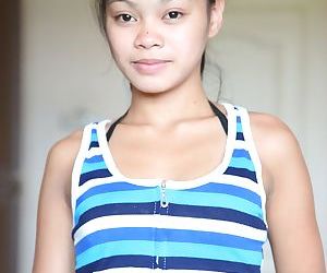 युवा एशियाई लड़की bares उसके छोटे स्तन के रूप में वह undresses के लिए