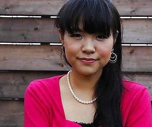 Asiatische teen Nao Kodaka ausziehen und Verbreitung Ihr pussy