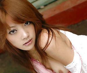 Vrij Aziatische tiener Mai Kitamura strippen en poseren naakt