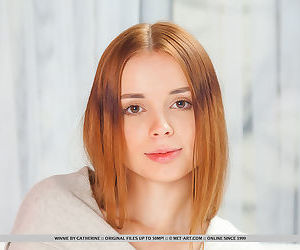 Zoet tiener meisje Van rusland vitrines haar kaal kut