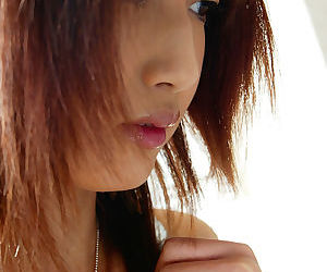 Rondborstige Aziatische tiener Babe Mio komori uitglijden uit haar lingerie