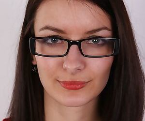 Jolie lunettes clad Brunette Veronika obtient Nu pour montrer