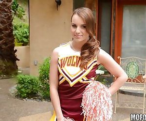Mooi Babe Jenna Rose poseren in een Cheerleader Outfit