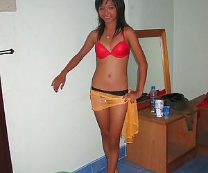 Skinny Aziatische tiener Babe het nemen van uit haar lingerie en het krijgen van