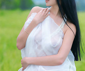 सुंदर काले बाल वाली किशोरी लियोना ई अनावरण बड़े प्राकृतिक स्तन