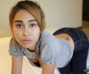 Jóvenes tailandés Chica crema muestra su carnoso Labios los labios y