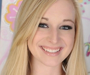 युवा सुनहरे बालों वाली Avril Vagine उंगलियों उसके मुंडा चूत एक बार