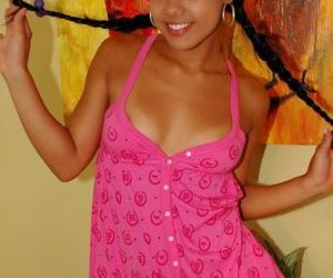 Teen latina spreads the lips of..
