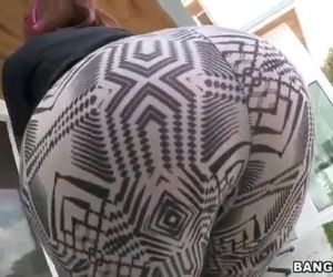 Patterned Leggings Engulfs Ass, Who Is This Lady Quien es - 3 min