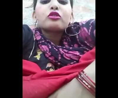 Desi bhabi demonstrating her pussy
