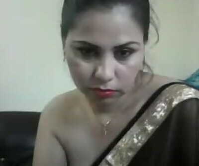 molten desi woman on cam showcasing boobs and taunting in a saree with hindi audio.
