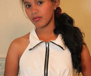 Genç Filipinli Kadın kutluyor dönüm meşru by..