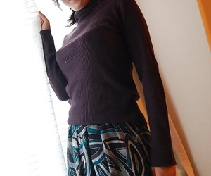 Asian MILF Ryoko Morikawa undressing and unveiling her..