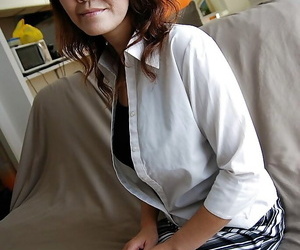 Châu á cô gái Kimie Kuwata cởi quần áo và vạch trần cô ấy hàng đâu. in..