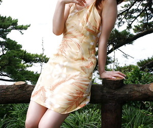 المشاغب الآسيوية المثير وهو Nanba الانزلاق قبالة لها sundress..