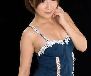 सुंदर जापानी महिला bares उसके slurps स्तन और impatiently..
