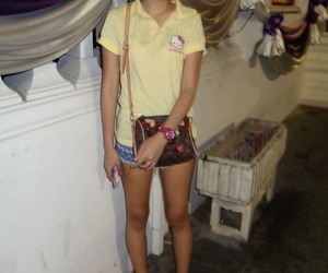 Pequeno Tailandês menina Bola sac descobre pequeno figura & furry..