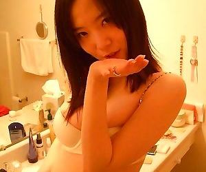 озорной корейский красотка раздевание Голые в В Ванная комната ..