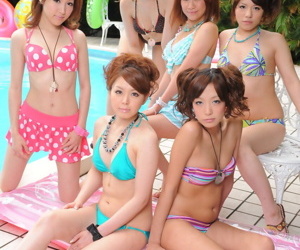 Tasty Japanese gfs in sexy swimsuits flaunt their sweetie..