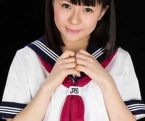 Japans Vrouw in zeeman uniform Jerks een as tot it..