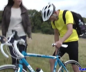 Британский зрелые берет вверх велосипедист для ебать