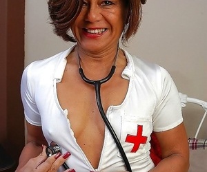 奶奶 梅丽娜 看起来 炎炎 在 护士 衣服 一部分 4804