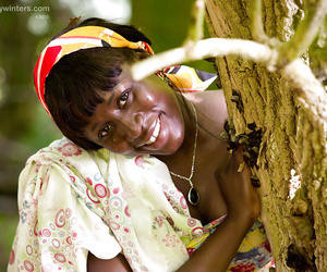 Ouder zwart Vrouw lewa het krijgen van naakt in bos voor nude..